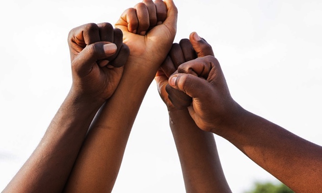 Homem é condenado após comentários racistas contra africano morto em acidente de trânsito