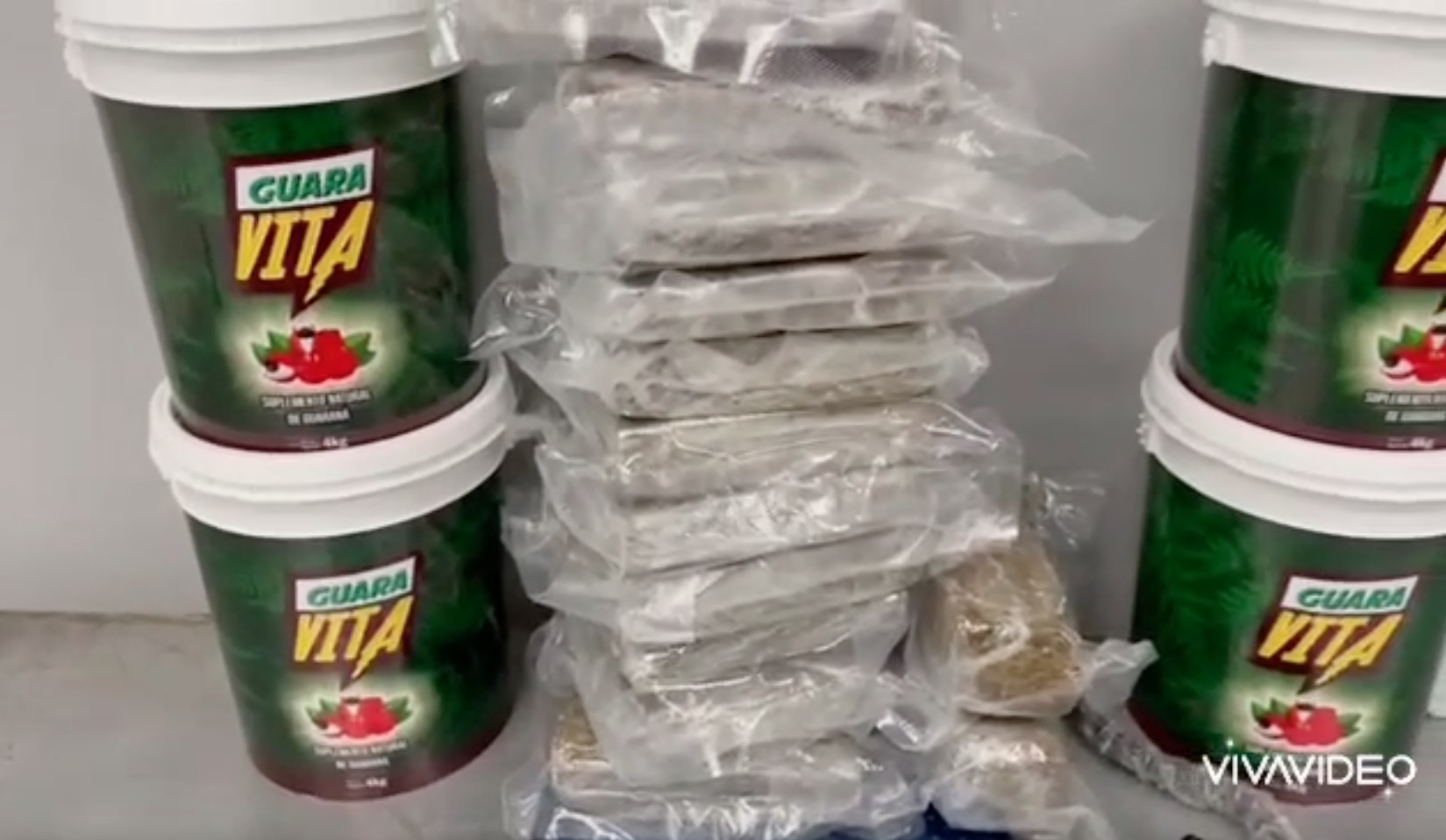 Potes de guaraná e suplementos recheados de drogas são encontrados em aeroporto de Manaus