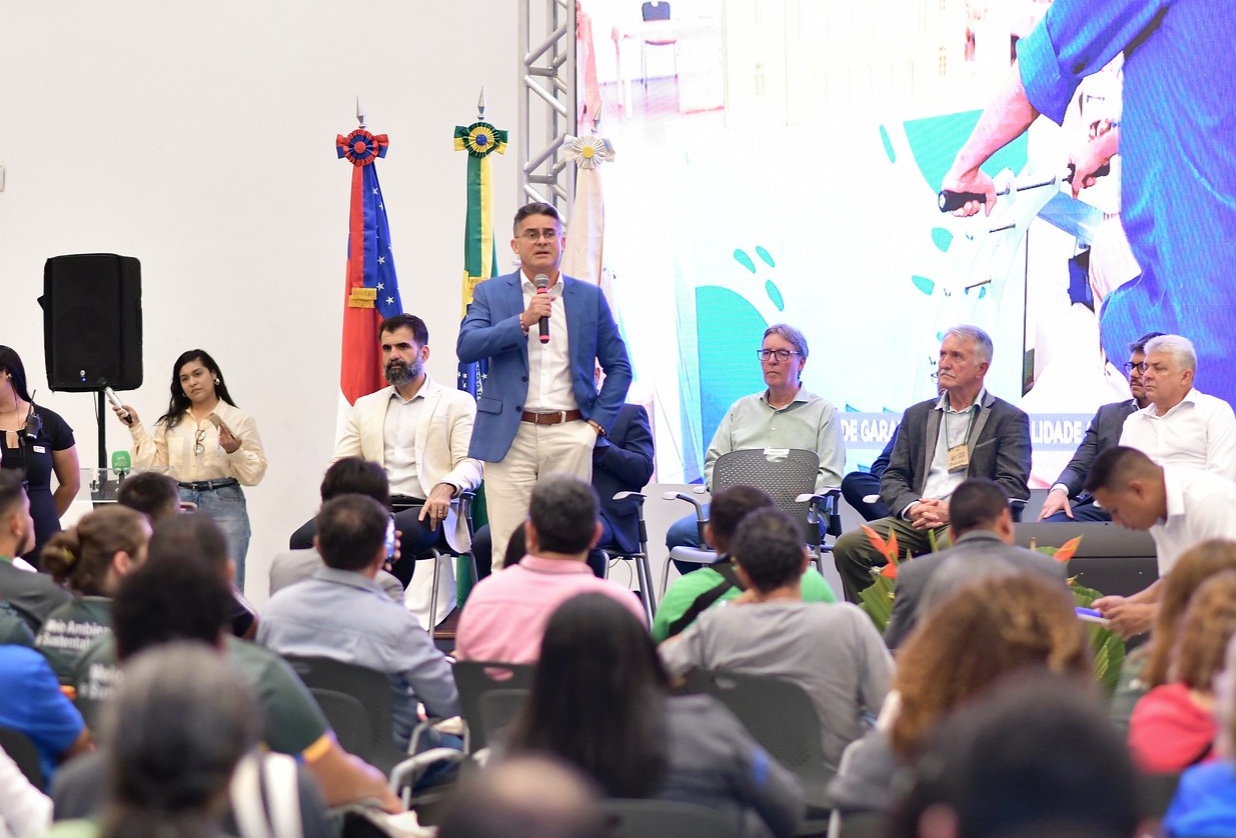Longe dos holofotes, Luiz Castro ressurge em eventos ao lado de David Almeida