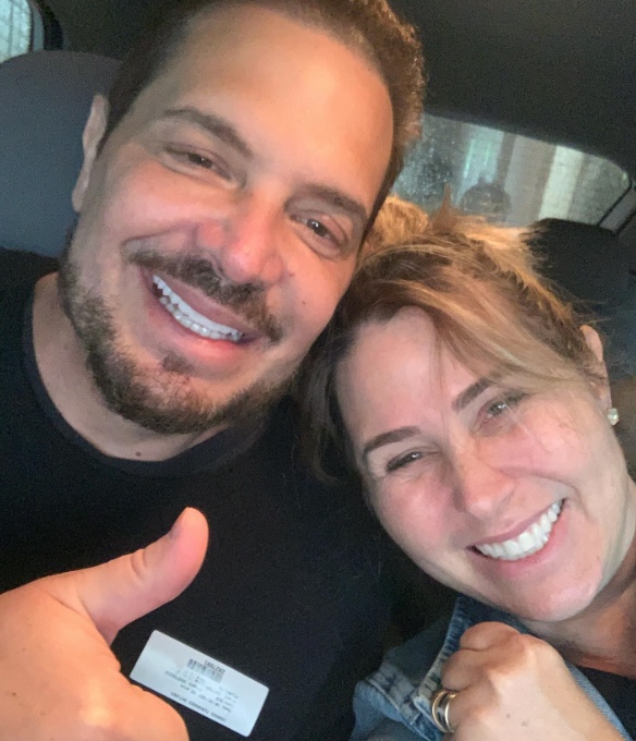 Com câncer no reto, cantor Conrado celebra início da quimioterapia