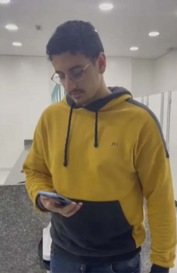 Estudante grava alunas em banheiro de universidade e é preso por importunação sexual