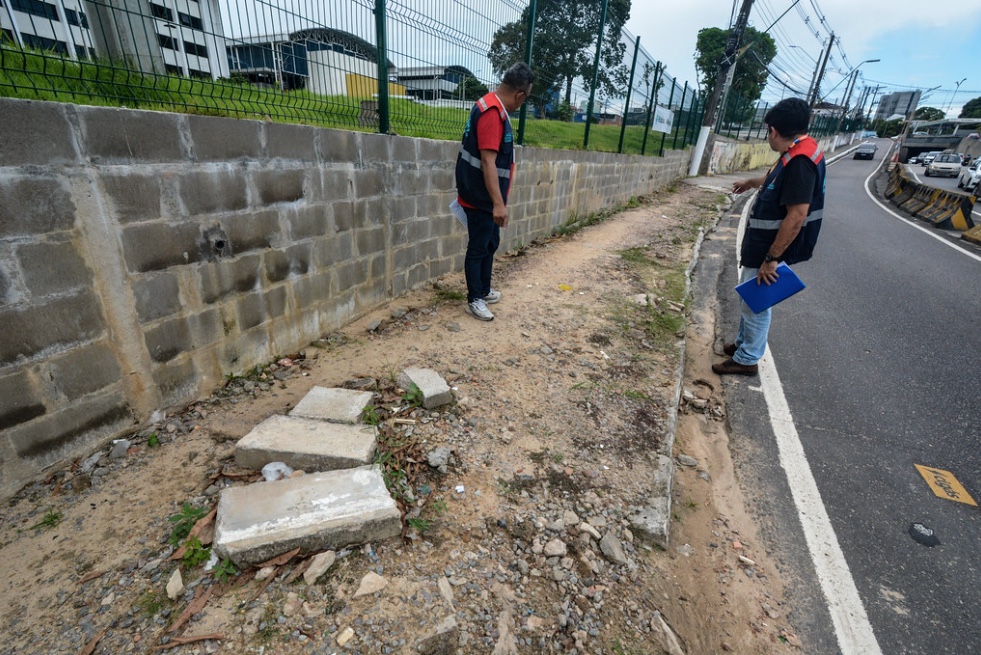 Prefeitura ameaça multar Faculdade Estácio por destruir calçada em avenida de Manaus
