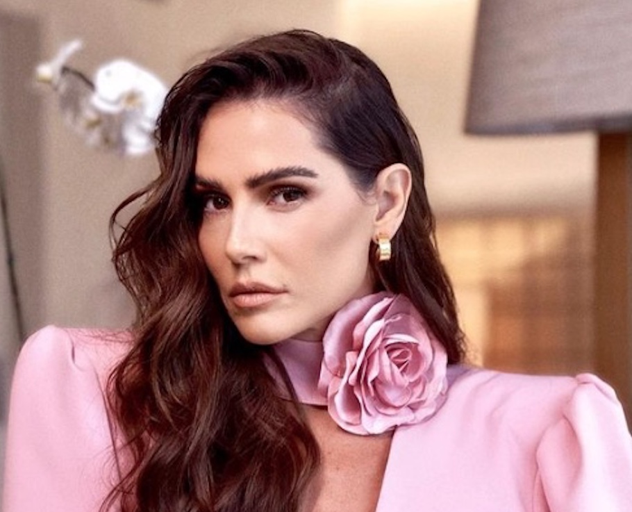 Deborah Secco desabafa sobre alopécia, doença que faz o cabelo cair: 'cheguei a tatuar o couro cabeludo'