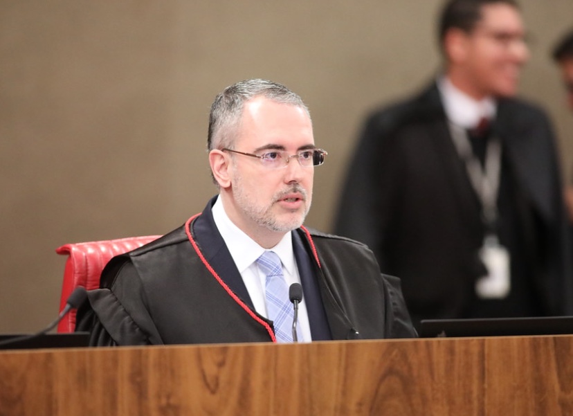 Com voto de André Ramos, TSE está a um voto de tornar Bolsonaro inelegível