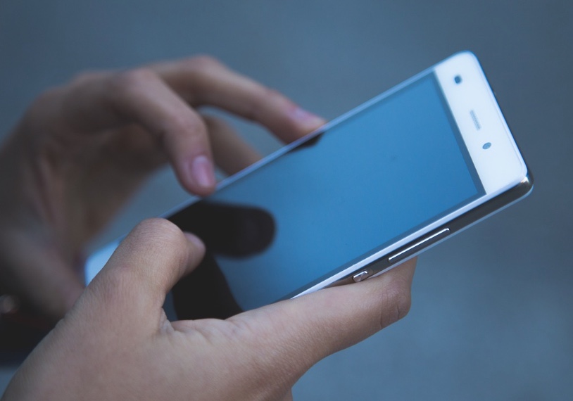 Mulher tem vídeo íntimo divulgado após emprestar celular para colega de trabalho