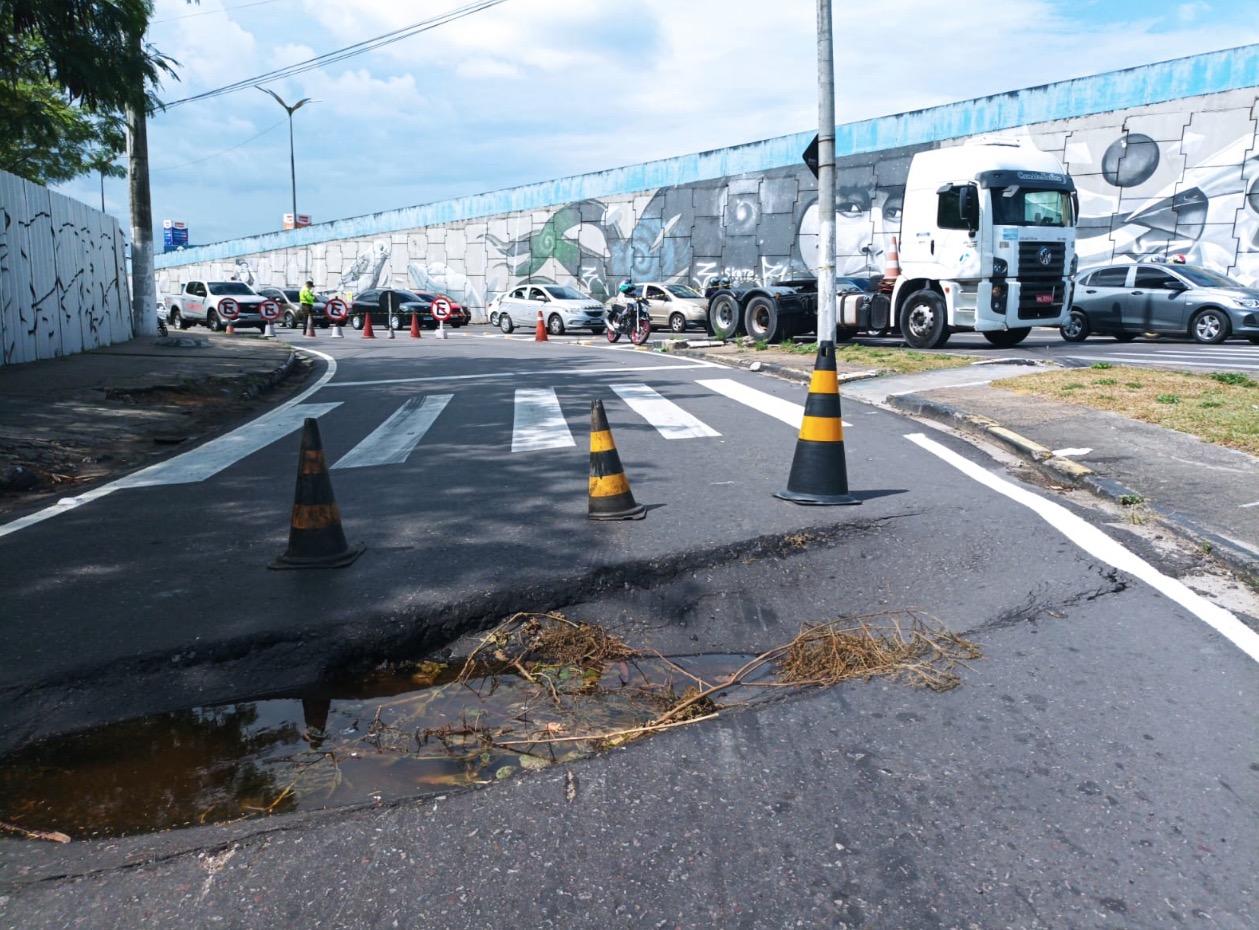 Alça que interliga avenidas é interditada após pista afundar em Manaus