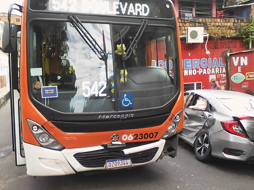 Ônibus leva carro em cruzamento e veículo fica destruído em Manaus