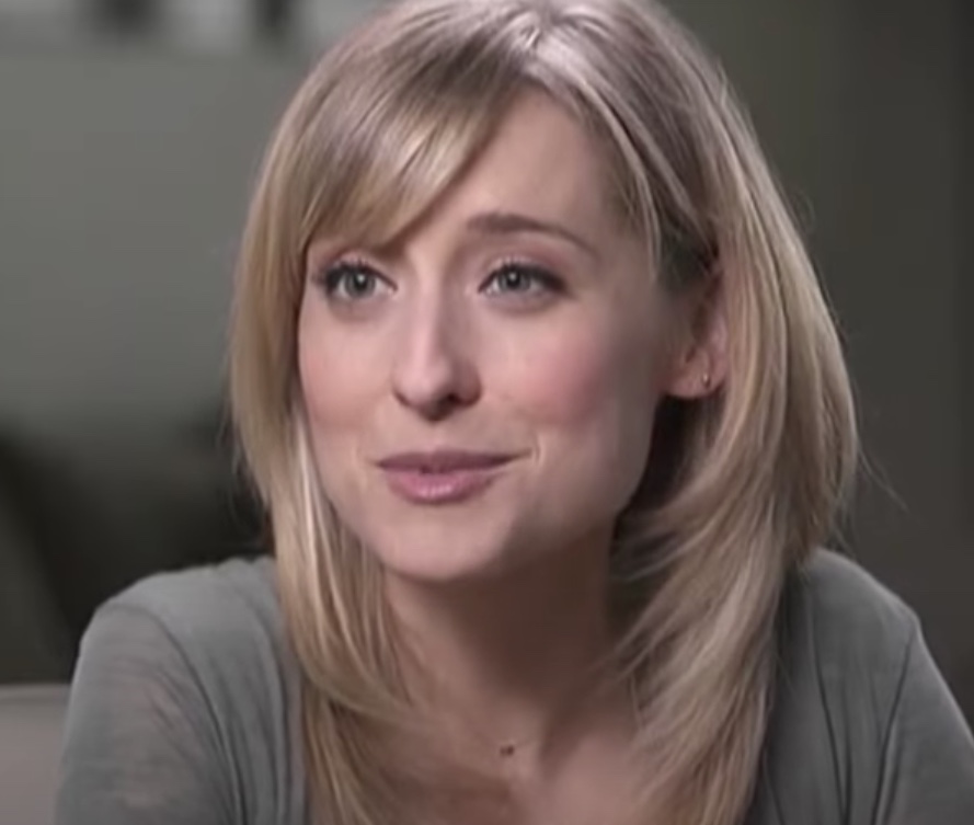 Envolvida em seita sexual, atriz de 'Smallville' deixa a prisão após 2 anos