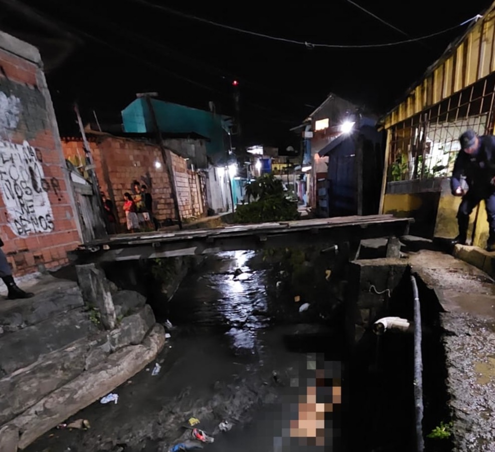 Nu e sem cabeça, "Olhão" é encontrado boiando em igarapé de Manaus 