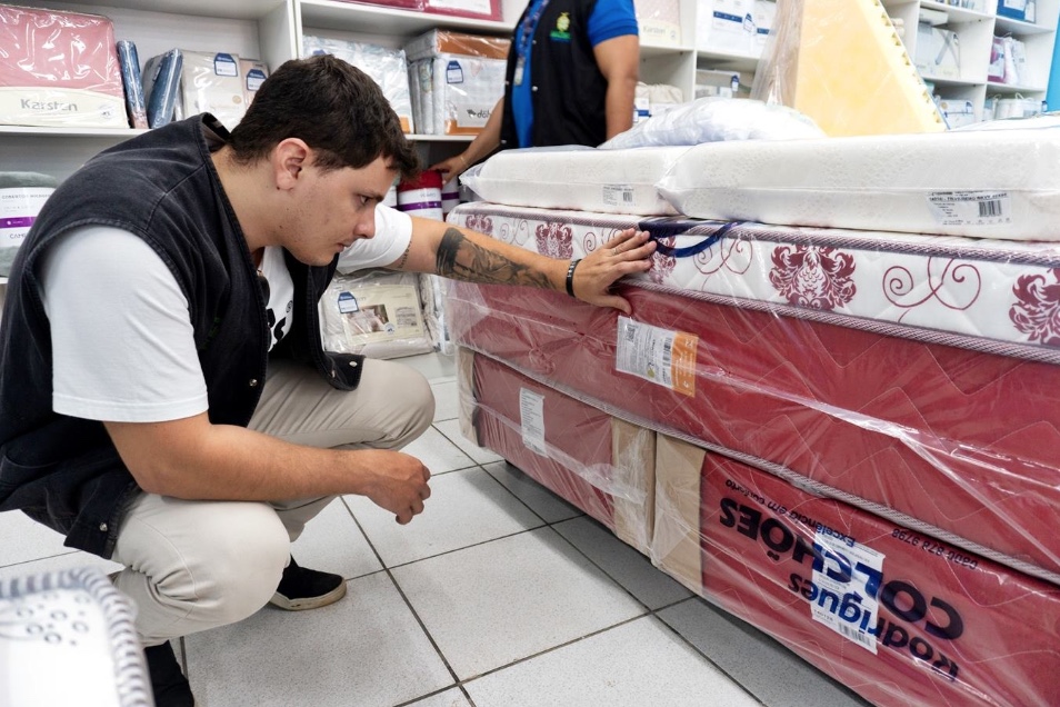 Fiscalização analisa irregularidades em colchões fabricados e vendidos em Manaus