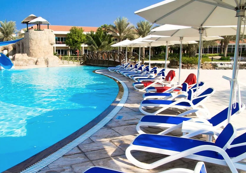 Banhista que se cortou ao utilizar piscina deve ser indenizada por parque aquático