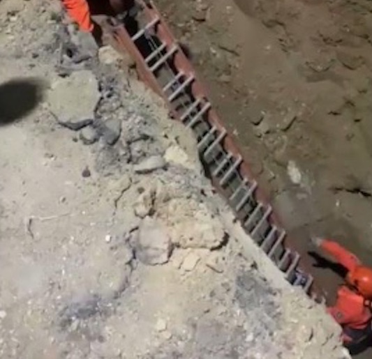 Garoto cai em buraco de 7 metros ao tentar pegar bola durante partida de futebol