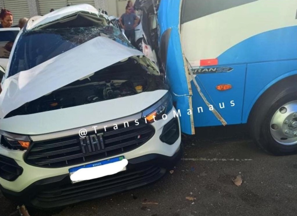 Motorista de carro fica preso às ferragens em acidente com rota em Manaus