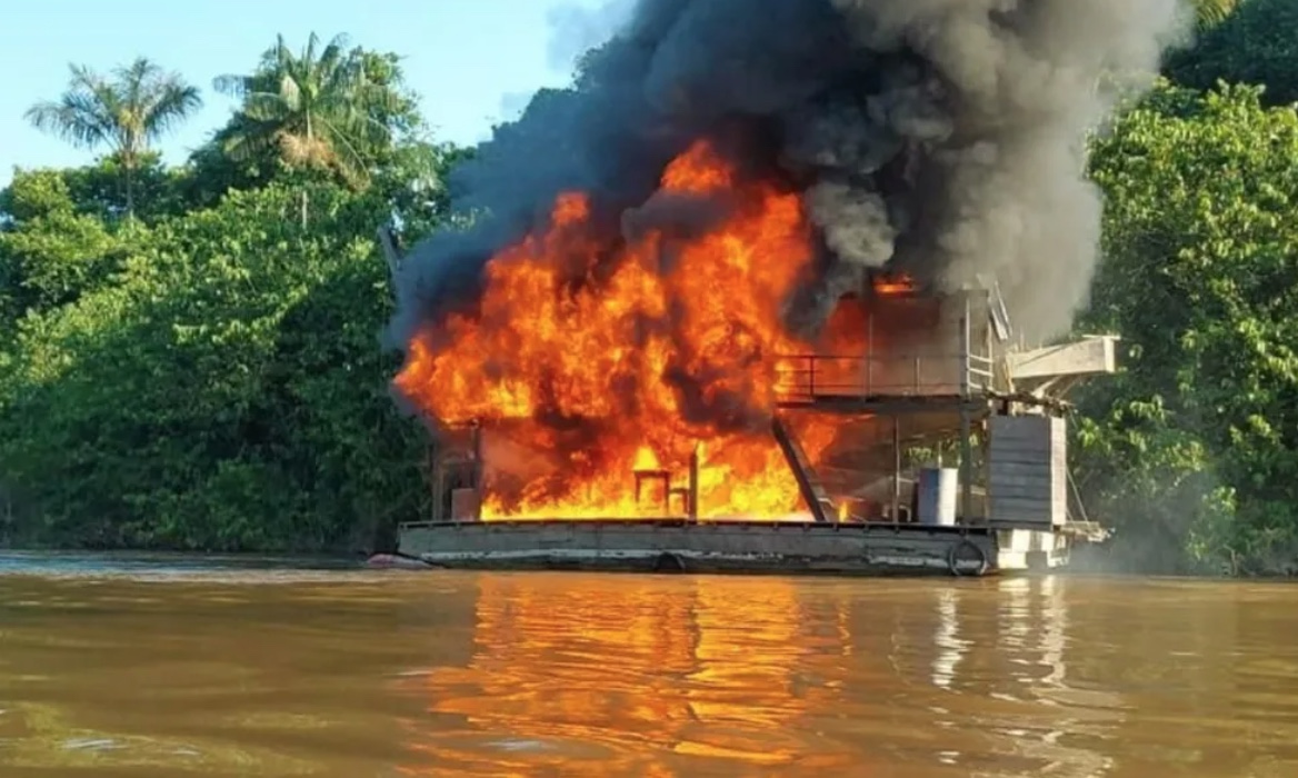 Operação destrói dragas usadas em garimpo ilegal no Vale do Javari, no Amazonas