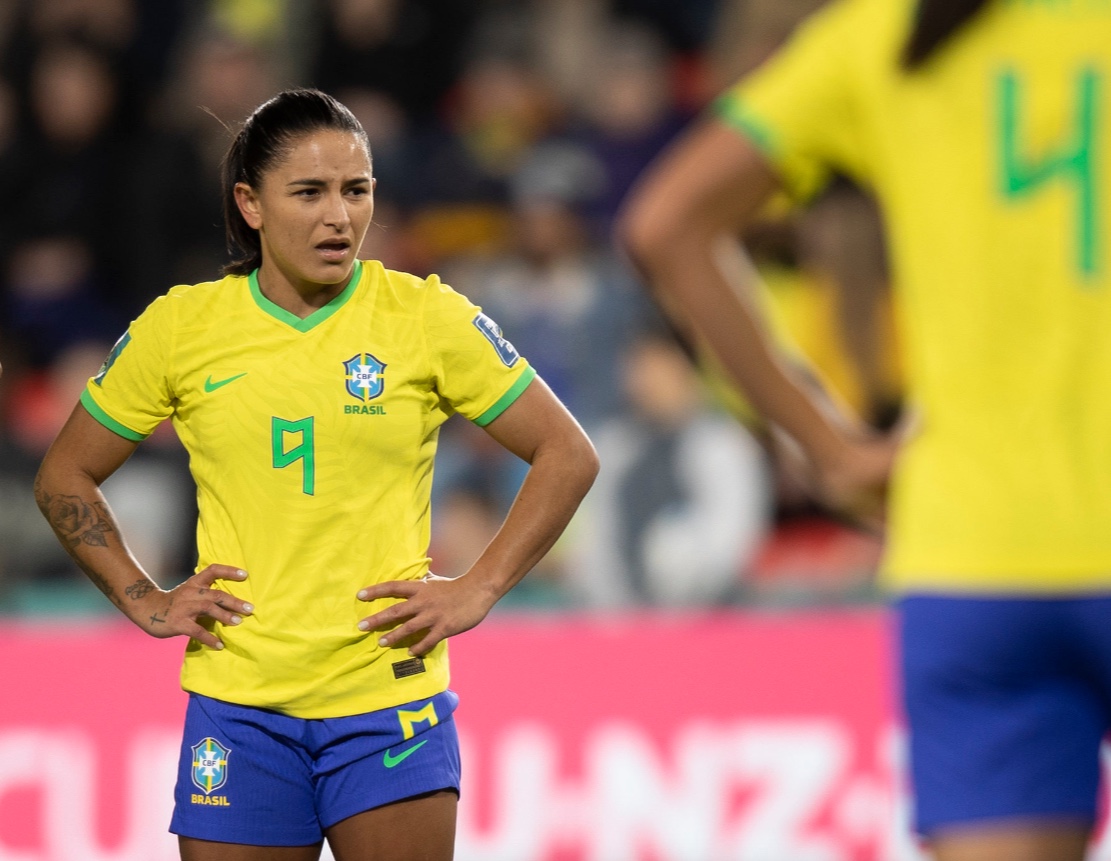 Conheça Debinha, destaque da vitória do Brasil na estreia da Copa