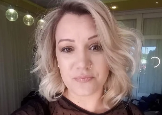 Mulher é eletrocutada enquanto limpava pátio de casa