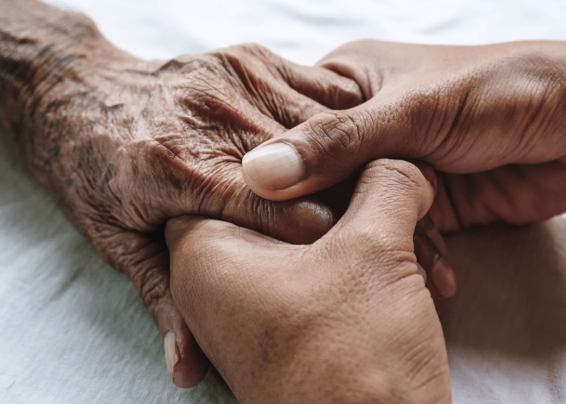 Filha de idoso tem vínculo de emprego negado com irmãos após cuidar do pai doente