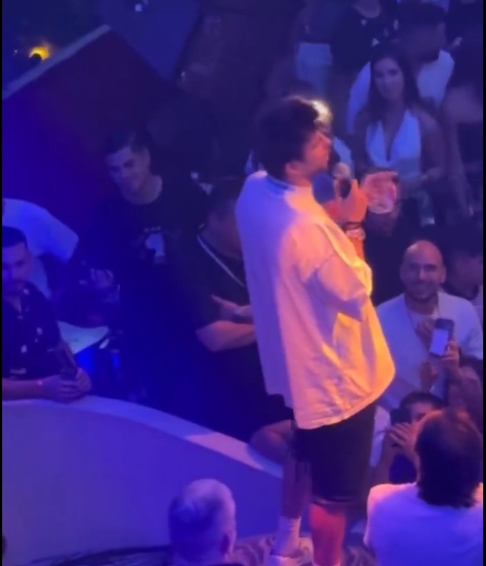 Vídeo: Piqué se revolta com público gritando “Shakira” em boate e rebate: ‘vocês não são ninguém’