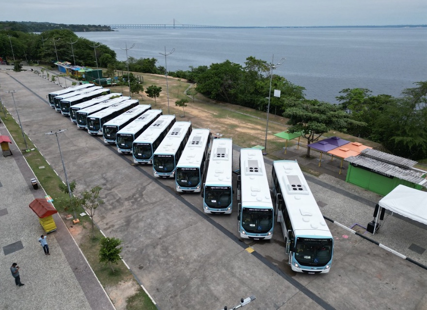 Prefeito entrega 14 novos ônibus e promete mais 100 até o final do ano em Manaus