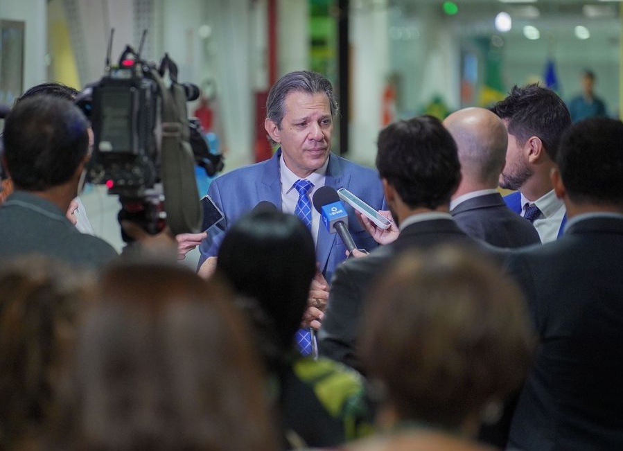 Haddad diz que juros do cartão de crédito vão 'cair muito', mas não imediatamente