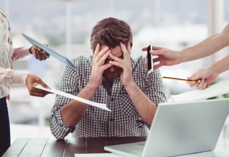 Trabalhador que acumulou várias funções será indenizado em R$ 150 mil após acordo