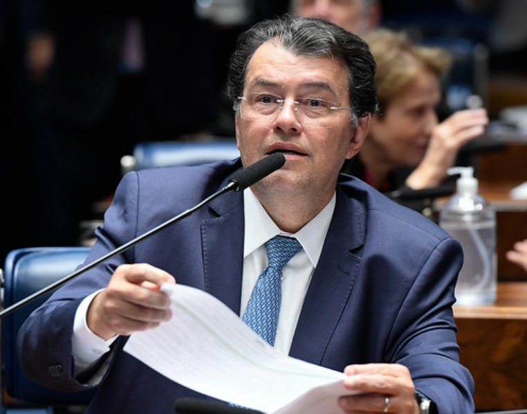 Golpista se passa por Eduardo Braga para enganar políticos pelo WhatsApp