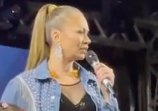 Solange Almeida interrompe show e dá bronca em mãe que perdeu filha: ‘manda vir buscar'