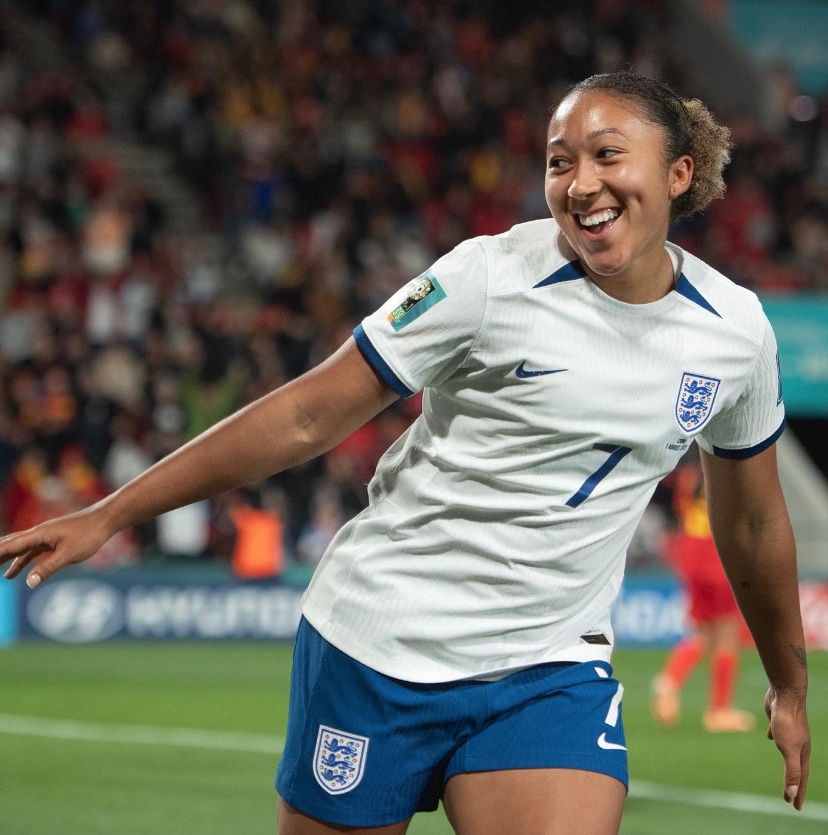 Técnica da Inglaterra diz que James 'perdeu o controle' ao pisar em rival