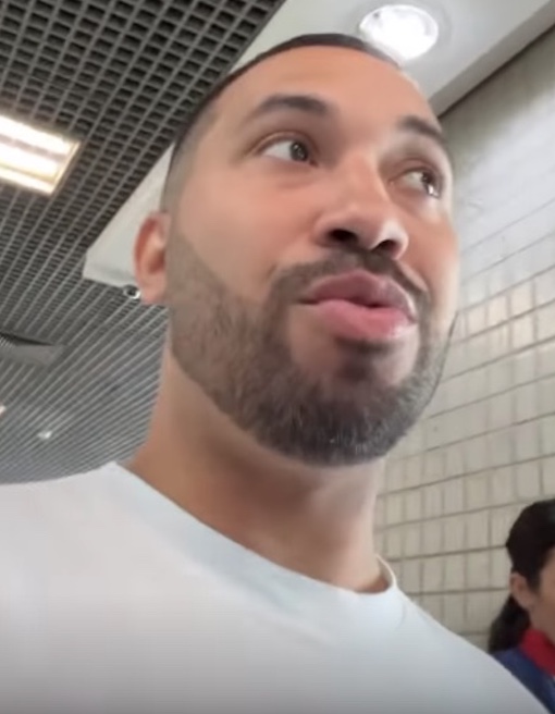 Gil do Vigor diz que foi atacado por cantar louvor em fila de aeroporto: 'incomoda tanto assim?'