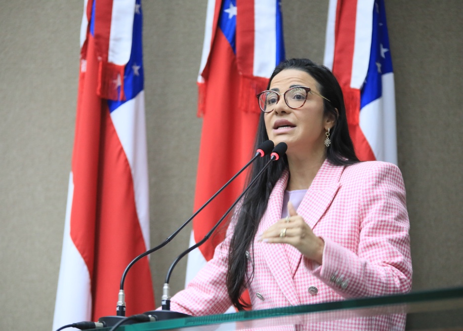Deputada apresenta PL que garante passe livre intermunicipal para estudantes no Amazonas