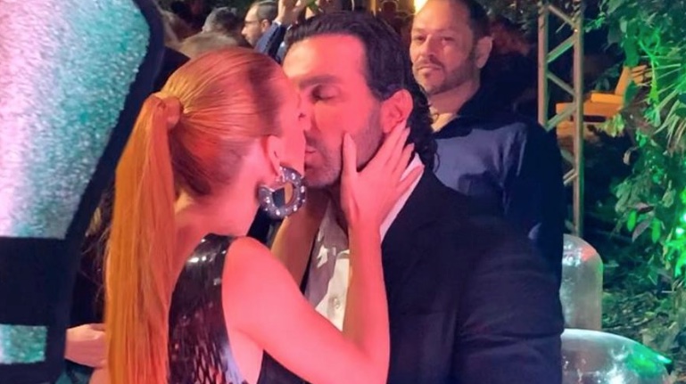 Com beijão, Marina Ruy Barbosa faz 1ª aparição pública com namorado em desfile da sua marca; vídeo