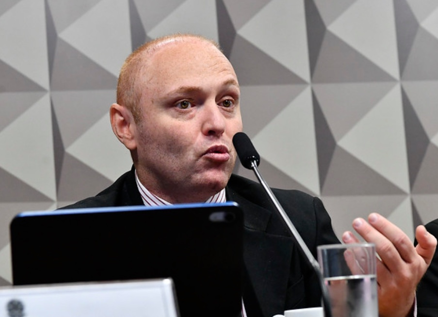 Hacker depõe à CPI e fala sobre suposto plano de Bolsonaro para forjar invasão de urna eletrônica