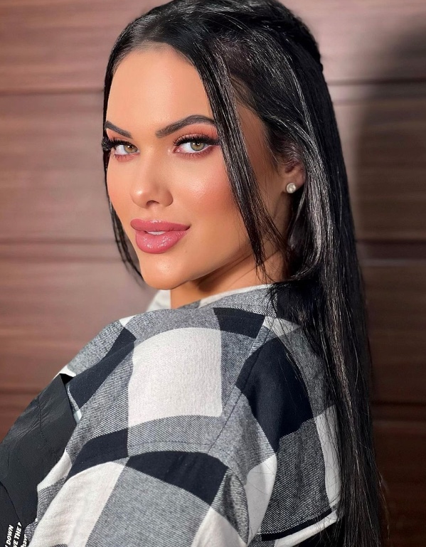 Influencer Emily Garcia choca ao mostrar orelha rasgada por uso excessivo de brinco