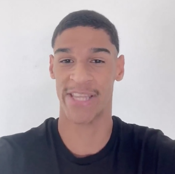 Luva de Pedreiro anuncia que será pai: 'Cristiano Ronaldo Jr vem aí'