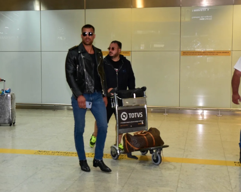 Simone Susinna desembarca no Brasil após ser acusado de namorar Anitta por interesse