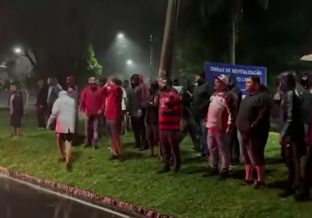 Torcedores do Flamengo protestam em frente à festa de aniversário de Gabigol