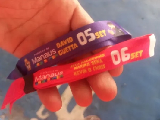 Pulseiras do Sou Manaus são vendidas na internet por até R$ 400