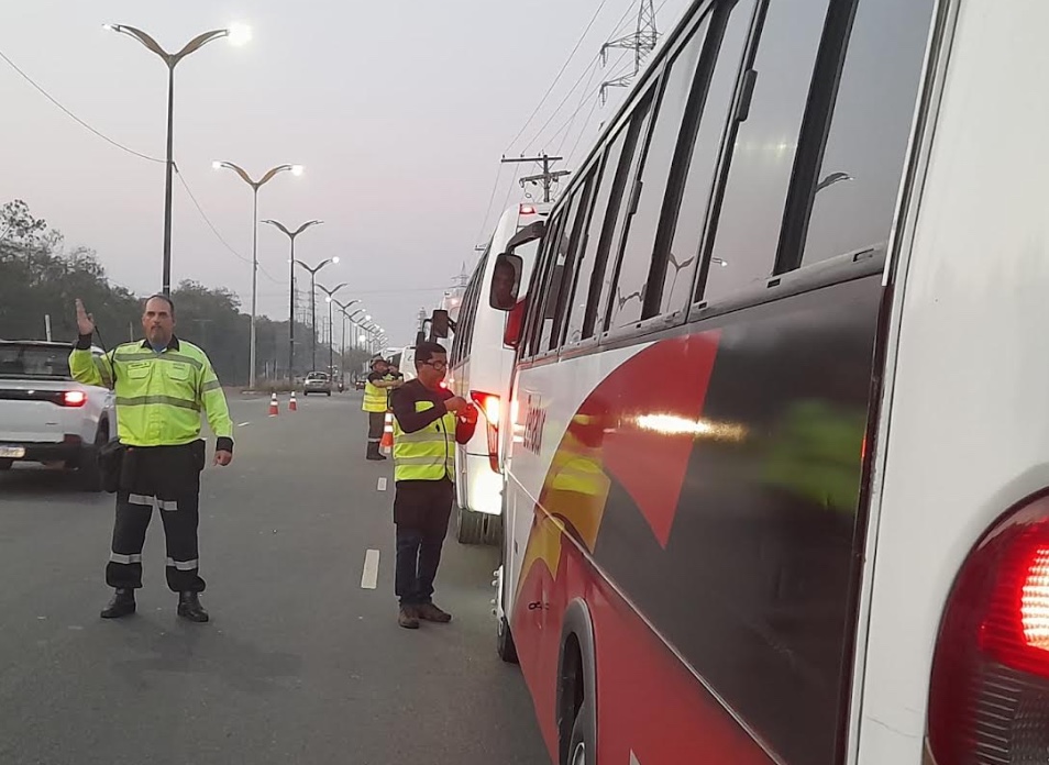 Veículos são apreendidos por transporte ilegal no Distrito Industrial em Manaus