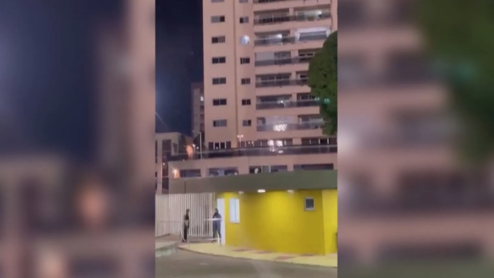 Casal faz sexo em janela de prédio com vista para estádio lotado