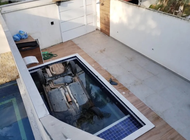 Jovem morre afogada após cair com carro em piscina