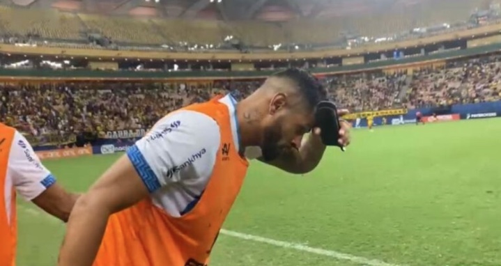 Zagueiro do Paysandu leva soco no nariz e aponta presidente do Amazonas FC