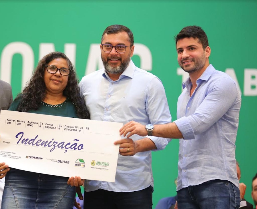 Governador entrega 355 títulos de imóveis e reassenta famílias de comunidades de Manaus