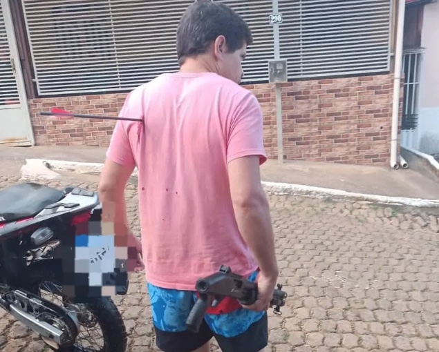 Homem tem flecha cravada nas costas após desentendimento com vizinho