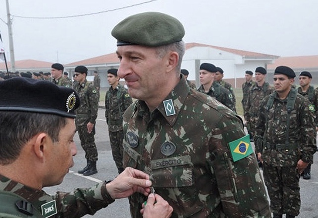 Ex-assessor de Bolsonaro recebe permissão de ministro e falta à CPMI