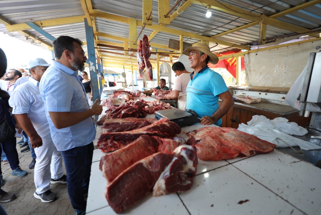 Governador entrega novo mercado e sistema de água potável no Careiro da Várzea