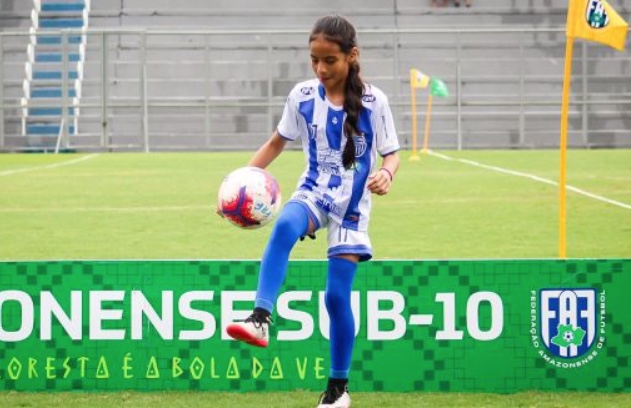 Conheça 1ª atleta da história a integrar um elenco masculino no futebol no Amazonas