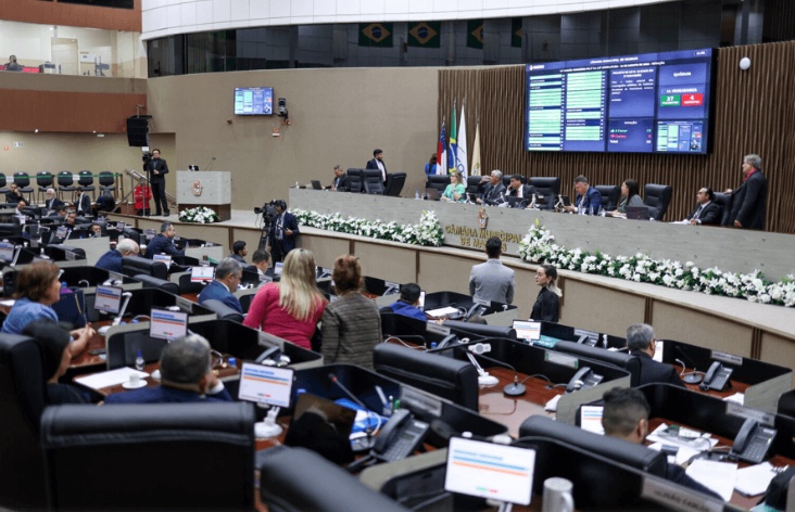PL que proíbe músicas e apresentações com conteúdo erótico em escolas é vetado em Manaus 