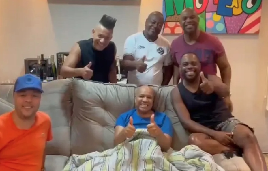 Anderson, vocalista do Molejo, recebe alta após internação por embolia pulmonar