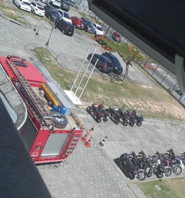 Pacientes são retirados às pressas durante incêndio em maternidade de Manaus