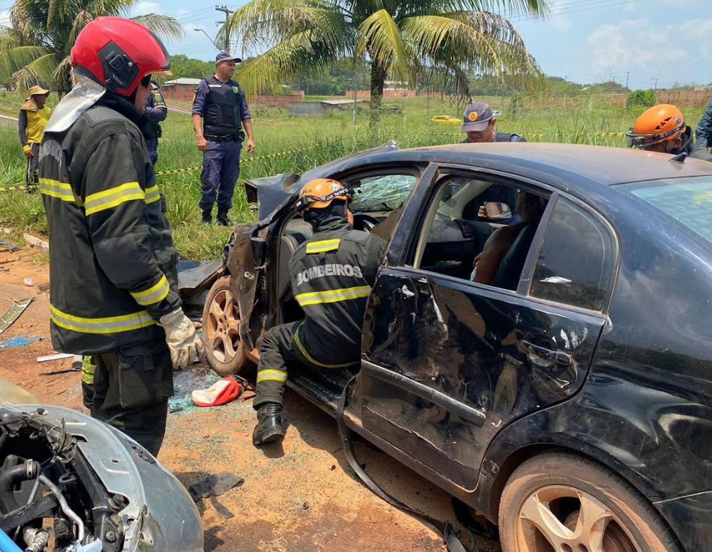 Acidente com carros deixa vítimas presas nas ferragens no Amazonas